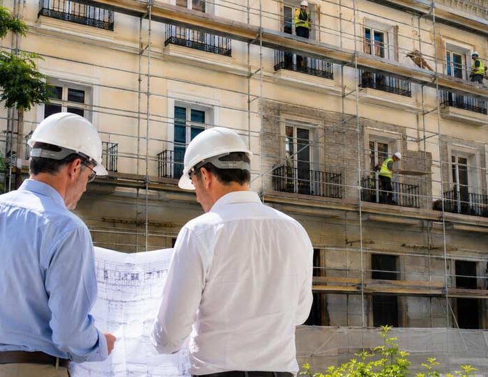 Rehabilitación de edificio residencial en Madrid con andamios y trabajos de mejora de fachada