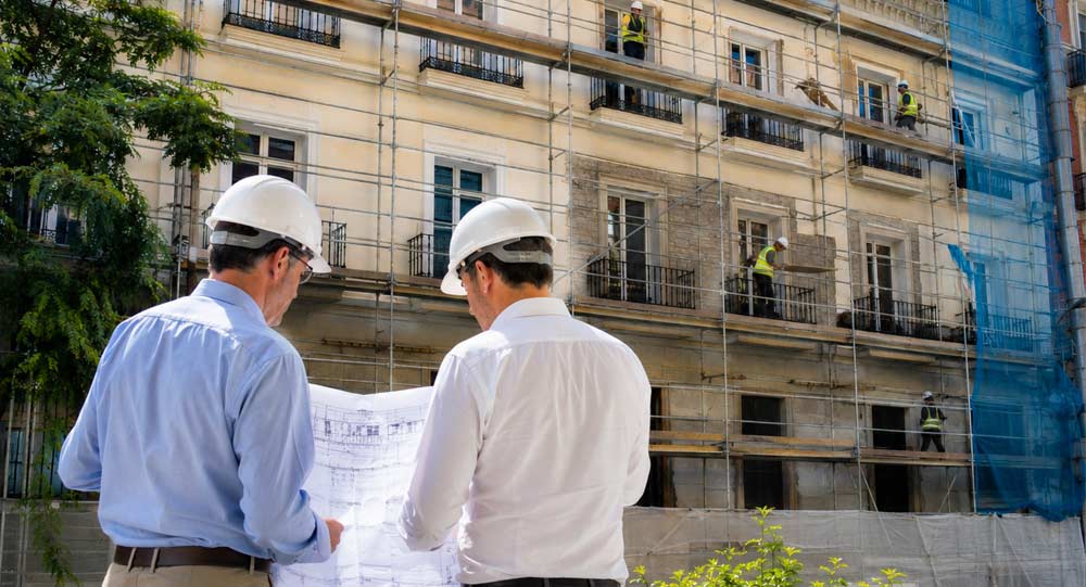 Rehabilitación de edificio residencial en Madrid con andamios y trabajos de mejora de fachada