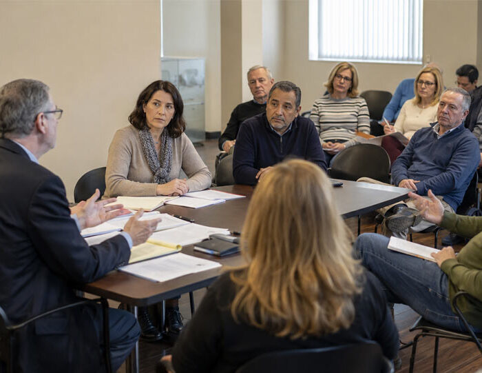 Comunidad de propietarios preparando una obra de rehabilitación antes de aprobarla en junta.