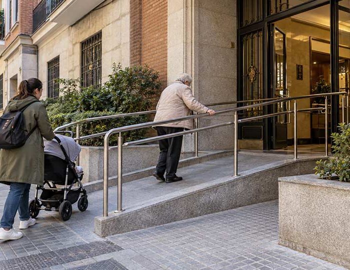 Informativa con clara intención de actuación: comunidades que necesitan resolver barreras de acceso, adaptar recorridos o estudiar qué intervención resulta viable en su edificio.